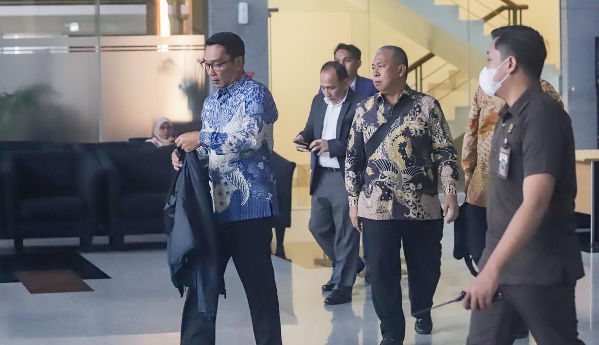 Kasus tersebut diperkirakan merugikan keuangan negara sekitar Rp222 miliar. Tampak dalam foto, mantan Gubernur Jawa Barat Ridwan Kamil (kiri) bersiap meninggalkan Gedung Merah Putih Komisi Pemberantasan Korupsi (KPK), Jakarta, Selasa (2/12/2025). (merdeka.com/Arie Basuki)