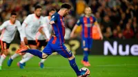 Striker Barcelona Lionel Messi mengeksekusi penalti ke gawang Valencia pada laga La Liga di Stadion Camp Nou, Barcelona, Minggu (19/3/2017). (AFP/Lluis Gene)
