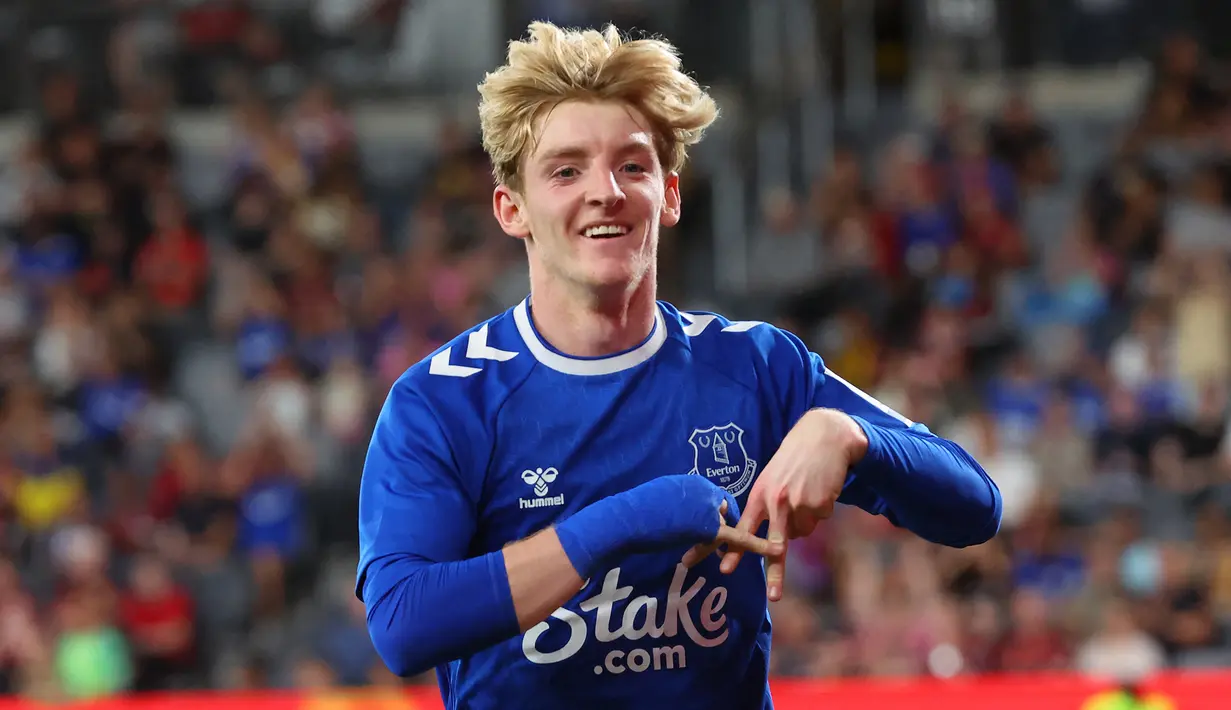 Anthony Gordon. Sayap kiri Inggris milik Everton berusia 21 tahun ini akhirnya berlabuh bersama Newcastle United pada 29 Januari 2023 setelah sebelumnya sempat diminati Chelsea. Newcastle United menebusnya dari Everton senilai 45,6 juta euro atau setara Rp742 miliar. (AFP/David Gray)