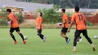 Pemain baru Persija Jakarta, Ryo Matsumura, berteriak saat mengikuti sesi latihan di Nirwana Park, Sawangan, Depok, Rabu (31/5/2023). Pemain asal Jepang itu didatangkan Macan Kemayoran dari Persis Solo dan diikat dengan kontrak berdurasi tiga musim. (Bola.com/M Iqbal Ichsan)