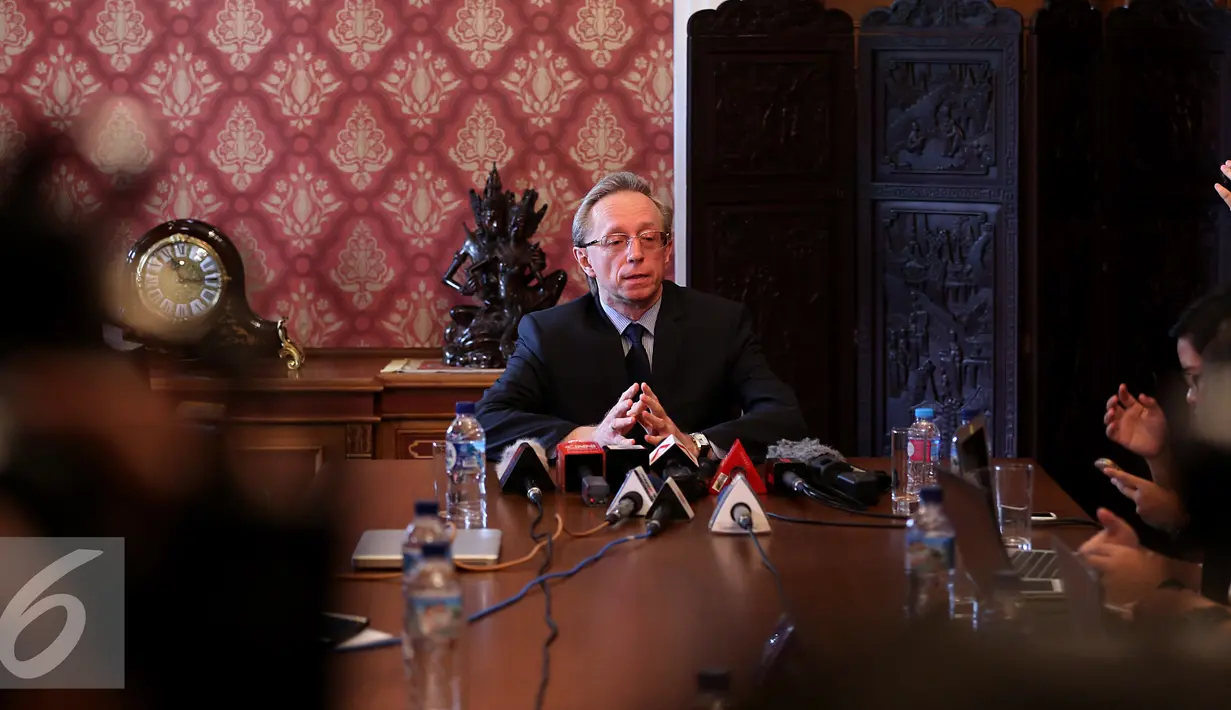 Duta Besar Rusia untuk Indonesia Mikhail Galuzin memberikan keterangan pers di Jakarta, Rabu (21/12). Keterangan pers tersebut terkait insiden terbunuhnya Duta Besar Rusia di Turki Andrey Karlov. (Liputan6.com/Johan Tallo)