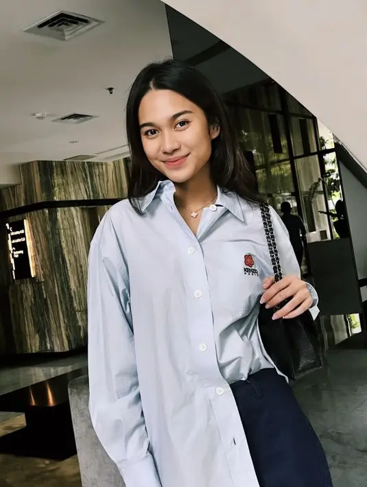 Azizah Salsha kali ini hadir di debat cawapres dengan tampilan kasual sesuai dress code. Ia mengenakan kemeja biru lengan panjang seharga Rp4.2 jutaan dari brand Kenzo. [@azizahsalsha_]