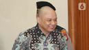 Teddy masuk ke ruang sidang dengan mengenakan baju batik biru hitam. (Liputan6.com/Herman Zakharia)