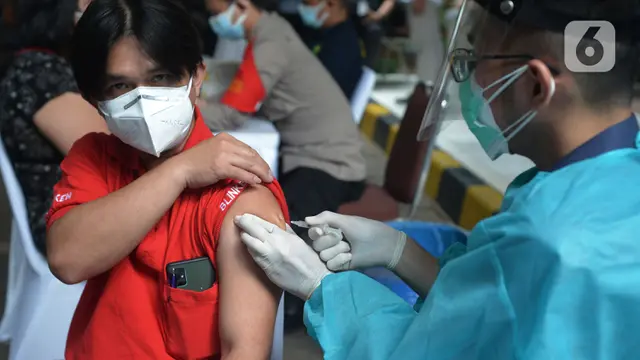 FOTO: Vaksinasi Pedagang Pasar Kramat Jati