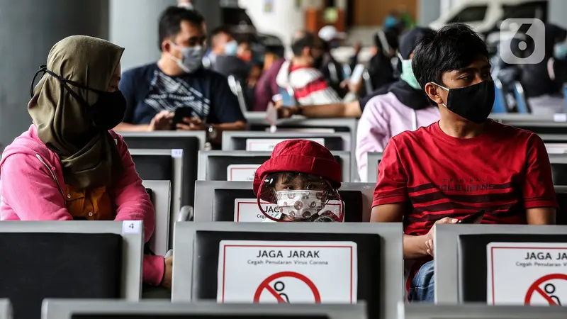 Seribuan Penumpang Kereta Rapid Test di Stasiun Gambir