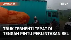 Truk terhenti di pintu perlintasan rel kereta api PJL 382 arah Rawalo-Purwokerto. Peristiwa ini diketahui terjadi pada Jumat (6/12/2024)