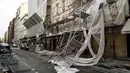 Kondisi tiang-tiang penyangga proyek bangunan yang berjatuhan usai diterjang angin kencang di Paris, Prancis (3/1). Tiang penyangga ini berjatuhan akibat terkena angin kencang dari badai Eleanor. (AFP Photo/Stephane De Sakutin)
