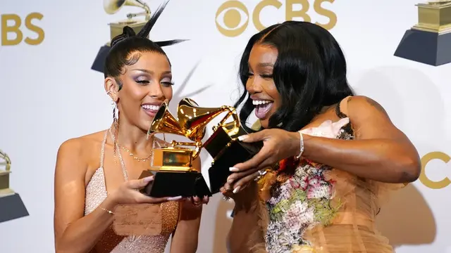 Doja Cat (kiri), dan SZA. (AP Photo/John Locher)