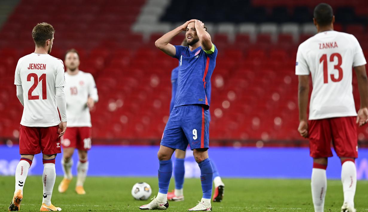 Pemain Inggris Harry Kane bereaksi usai menghadapi Denmark pada pertandingan UEFA Nations League di Stadion Wembley, London, Inggris, Rabu (14/10/2020). Denmark menang 1-0. (Daniel Leal-Olivas/Pool via AP)