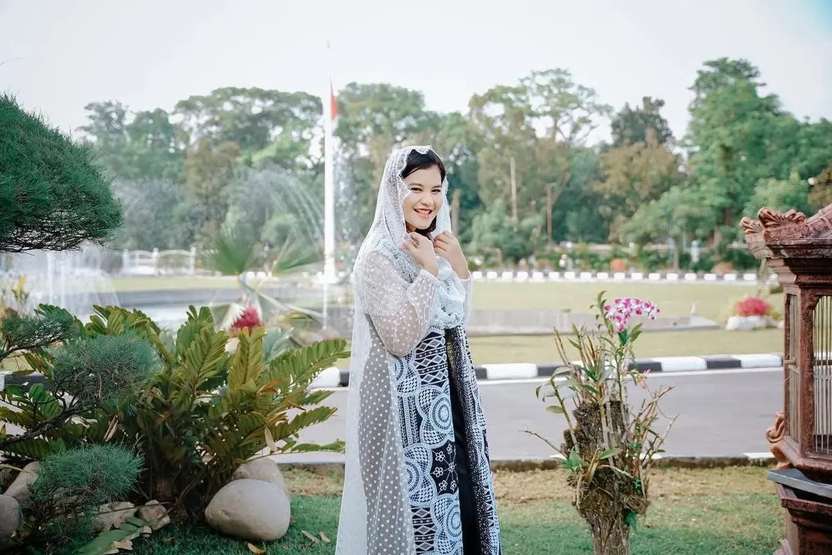 Pesona Elegan Santun Kahiyang Ayu Kenakan Outer Lace Hitam Putih dari Desainer Lokal, Dipadu Heels Kesayangan Seharga Rp22 Jutaan