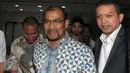 Presiden Direktur PT Kapuk Naga Indah, Nono Sampono keluar dari Gedung KPK, Jakarta, Senin (18/4). Nono diperiksa sebagai saksi untuk tersangka Sanusi terkait kasus dugaan suap pembahasan Raperda Reklamasi Teluk Jakarta. (Liputan6.com/Helmi Afandi)