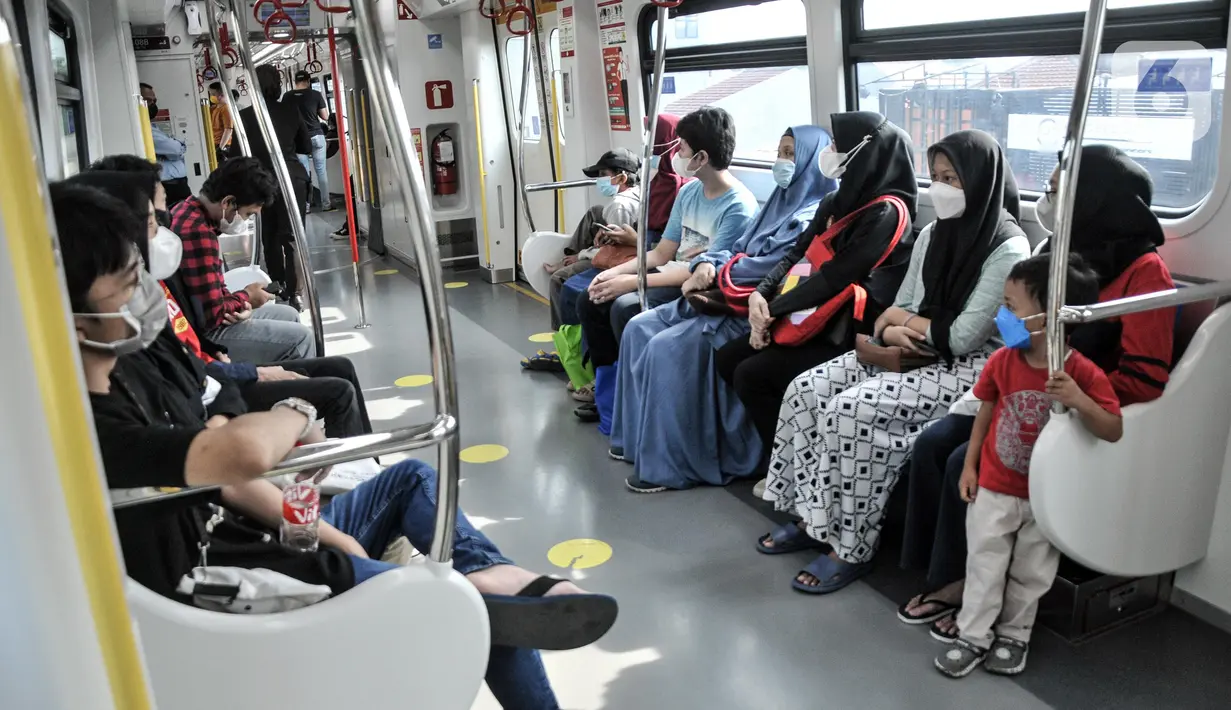 Warga menaiki transportasi Light Rail Transit (LRT) Jakarta, Rabu (22/6/2022). Layanan gratis tarif angkutan umum seperti Transjakarta, MRT, LRT dalam rangka merayakan HUT ke-495 DKI Jakarta disambut antusias oleh warga yang ingin menikmatinya bersama keluarga. (merdeka.com/Iqbal S. Nugroho)