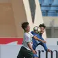 Duel pemain Persib Bandung U-19, Indra Mustafa (kanan) dengan pemain PS TNI U-19, Ghulam Rahman pada lanjutan Liga 1 2017 U-19 di Stadion Si Jalak Harupat, Sabtu (05/8/2017). (Bola.com/Nicklas Hanoatubun)