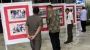 Sejumlah pengunjung saat melihat foto saat peristiwa Konferensi Asia Afrika tahun 1955 di Gedung Parlemen DPR RI, Jakarta, Kamis (23/4/2015). (Liputan6.com/Helmi Afandi)