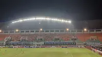 Bobotoh dalam laga Persib Bandung kontra Bhayangkara FC di Stadion Pakansari, Kabupaten Bogor, Jumat (24/3/2023) malam WIB. (Bola.com/Muhammad Adi Yaksa).