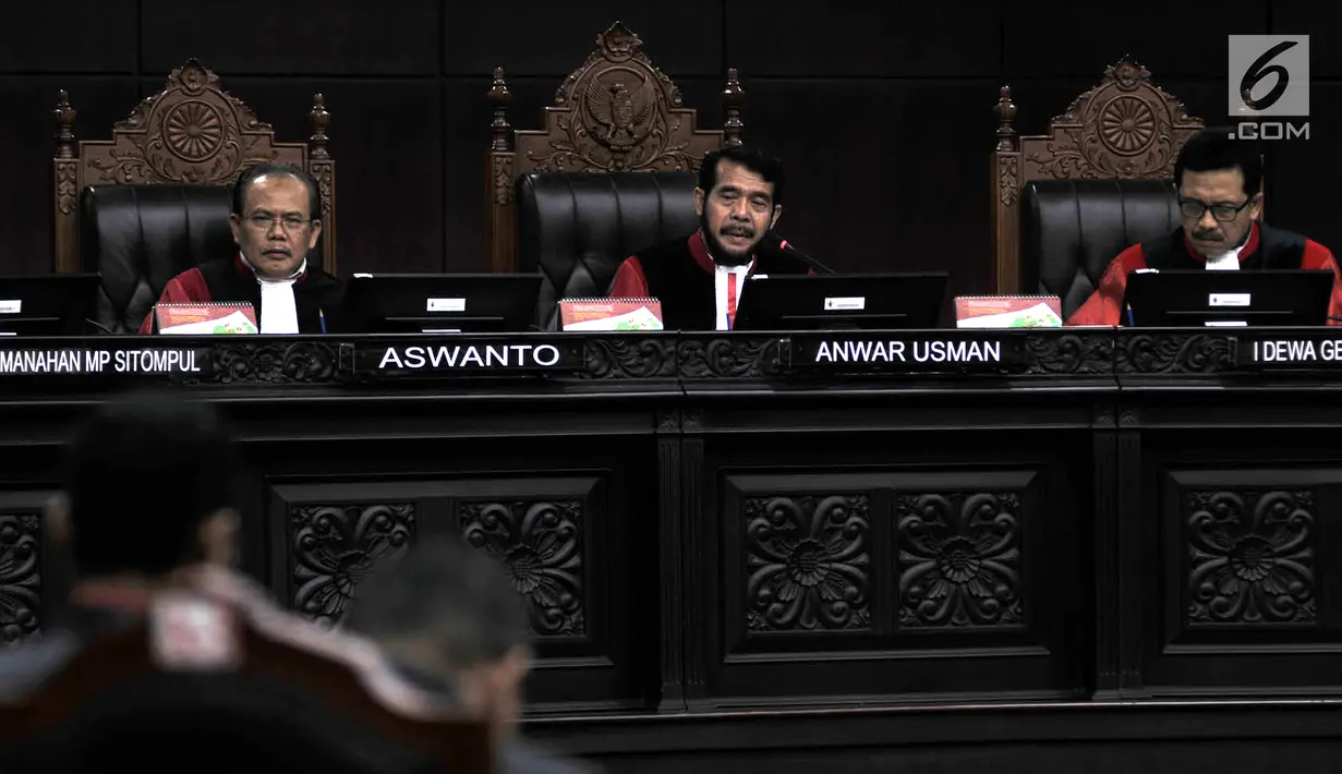 Majelis Hakim menanggapi kesaksian dua saksi ahli saat sidang Pengujian UU No. 19 Tahun 2003 tentang BUMN di MK, Jakarta, Rabu (18/4). Sidang menghadirkan dua saksi ahli yakni Prof. DR. Koerniatmanto dan Ir. Bernaulus Saragih. (Merdeka.com/Iqbal Nugroho)
