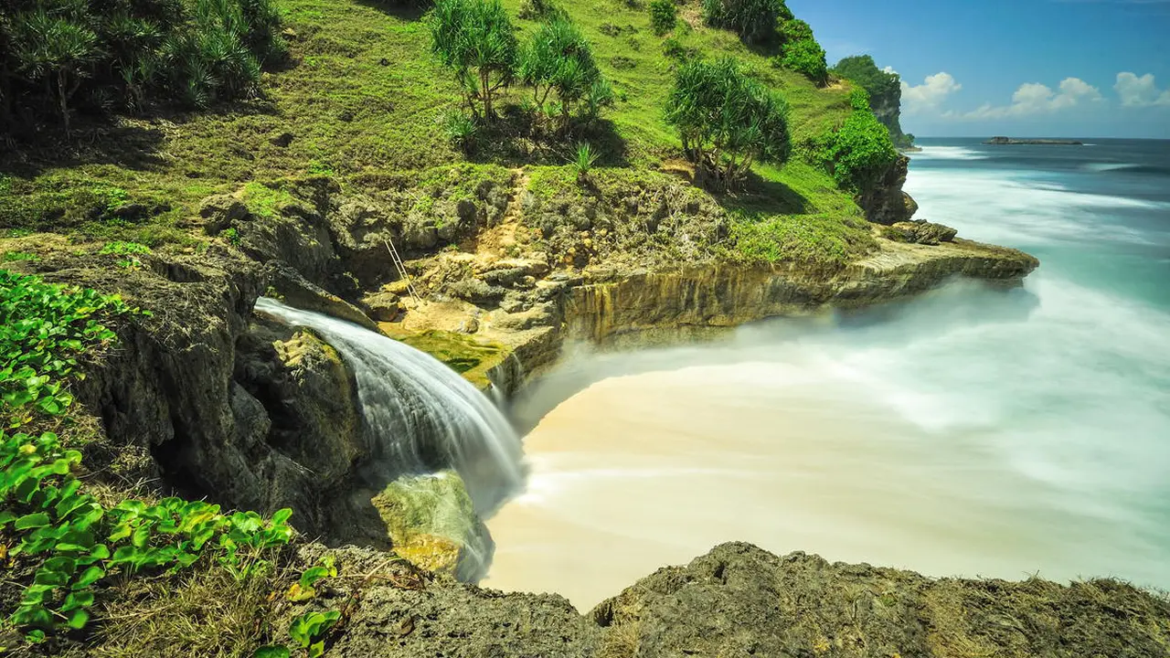 Tak Hanya Cantik, 4 Pantai di Indonesia Ini Juga Punya Air Terjun