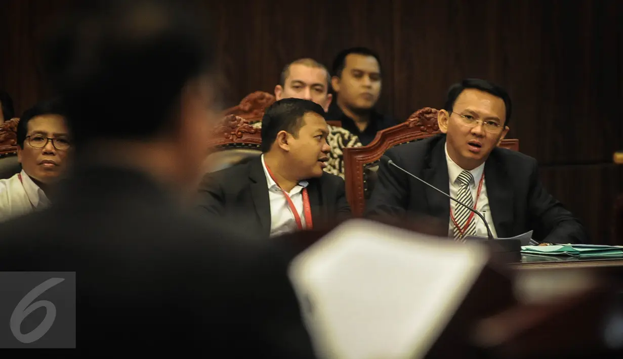 Gubernur DKI Jakarta Basuki T Purnama atau Ahok (kanan) mendengarkan pendapat dari ahli pemerintah saat mengikuti sidang lanjutan sidang gugatan UU Pilkada di Mahkamah Konstitusi, Jakarta, Kamis (6/10). (Liputan6.com/Faizal Fanani)