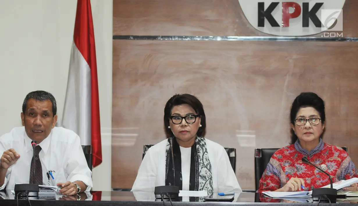 Deputi Bidang Pencegahan KPK Pahala Nainggolan (kiri) bersama Wakil Ketua KPK Basaria Panjaitan (tengah) dan Menteri Kesehatan Nila F Moeloek memberi keterangan usai pertemuan tertutup di Gedung KPK, Jakarta, Rabu (16/1). (Merdeka.com/Dwi Narwoko)