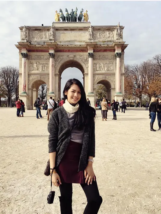 Meski sebagai selebriti di Tanah Air dengan banyak kemudahan bergelimang harta, disana Maudy Ayunda menceritakan menjalani hidup sederhana. menceritakan kesehariannya masak, cuci baju hingga belanja dijalani sendiri. (Instagram)