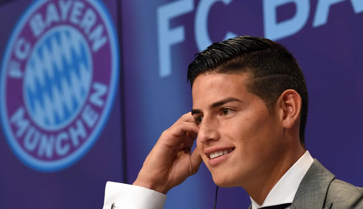 James Rodriguez saat konferensi pers kepindahannya ke Bayern Munchen Jerman, (12/7).  Pemain 26 tahun ini sepakat bergabung ke raksasa Jerman, Bayern Munchen dengan status sebagai pemain pinjaman selama dua tahun. (AFP Photo/Christof Stache)