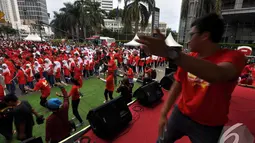 Ribuan remaja mengikuti gerakan instruktur saat mengikuti  "Celebrate Dance4life 2014", Bundaran HI, Jakarta, Minggu (7/12/2014). (Liputan6.com/Miftahul Hayat)