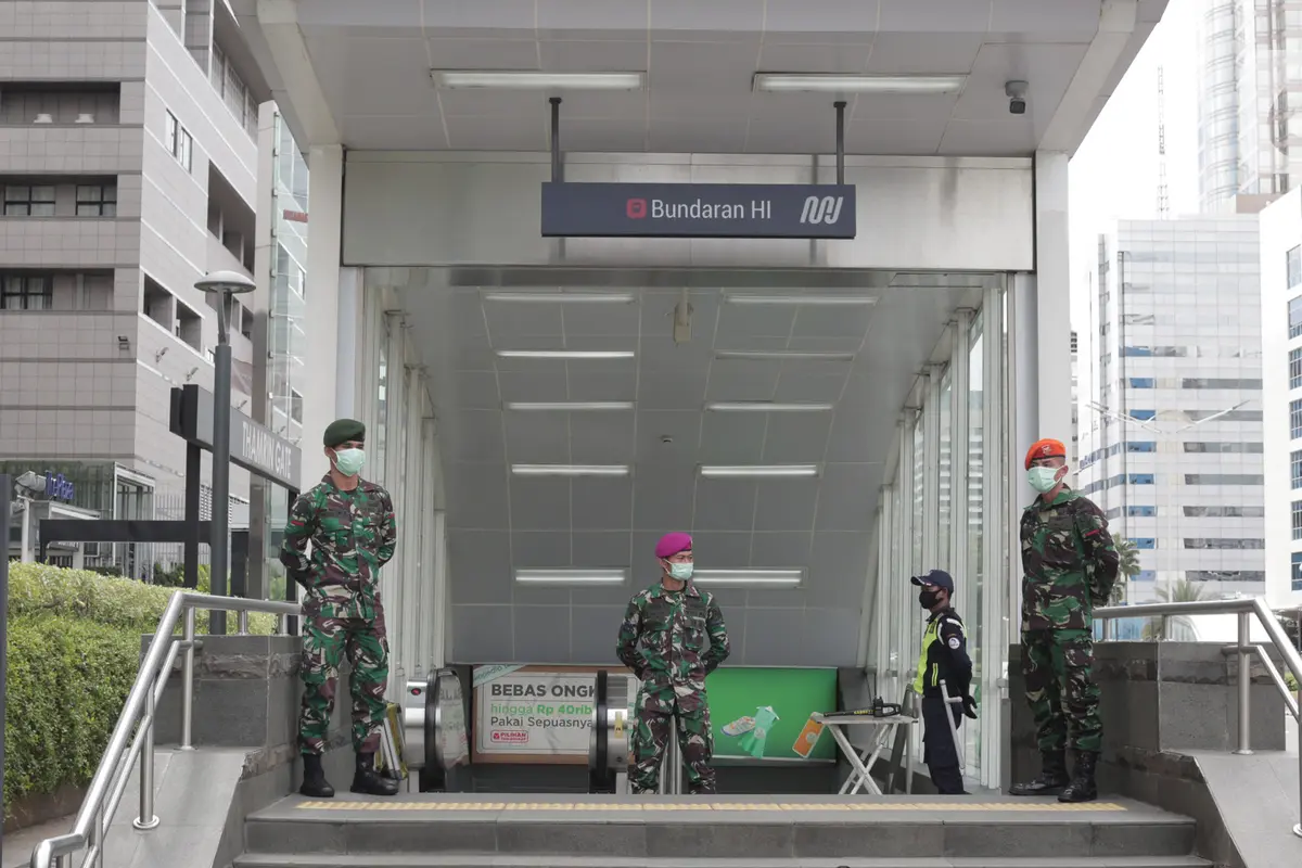 Penerapan New Normal, Stasiun MRT Bundaran HI Dijaga TNI