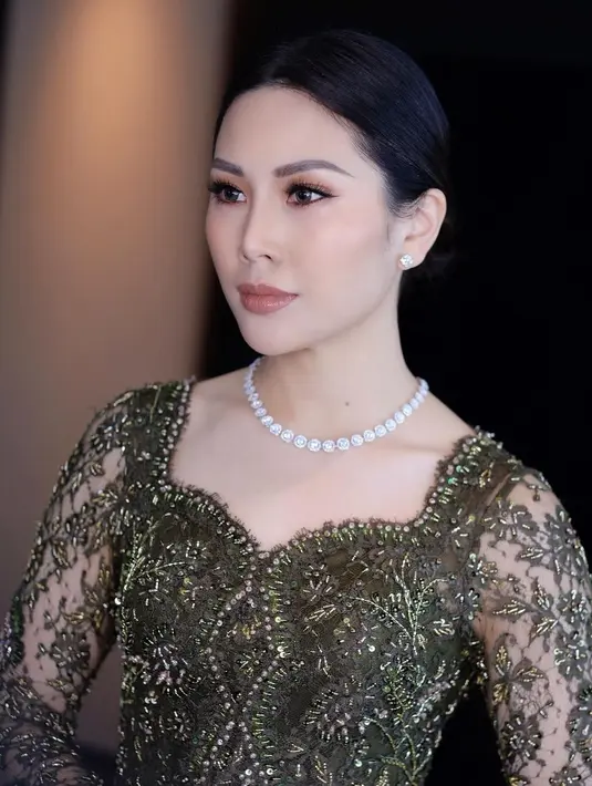 Potret ayu Angela Tanoesoedibjo dibalut kebaya hijau penuh payet yang cantik. Rambutnya ditata sleek, dengan sanggul rendah, tanpa hiasan apapun yang tak mengurangi pesonanya. [Foto: Instagram/angelatanoesoedibjo]