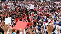 Capres nomor urut 01 Joko Widodo menyapa pendukungnya saat menghadiri deklarasi Alumni Jabar Ngahiji di Monumen Perjuangan Kota Bandung, Jawa Barat, Minggu (10/3). Deklarasi tersebut bertema 'Ayo Bung Satu Kembali'. (Liputan6.com/Angga Yuniar)