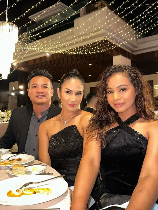 Sahila Hisyam terlihat menawan dibalut halter dress dengan payet berkilau. [Foto: IG/owliasarah].