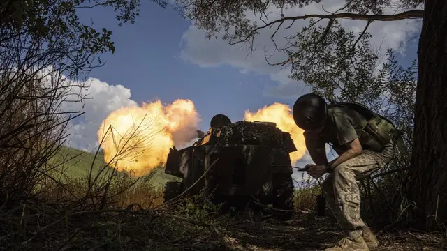 Pasukan Ukraina menyerang pasukan Rusia dari Kharkiv. (AP)