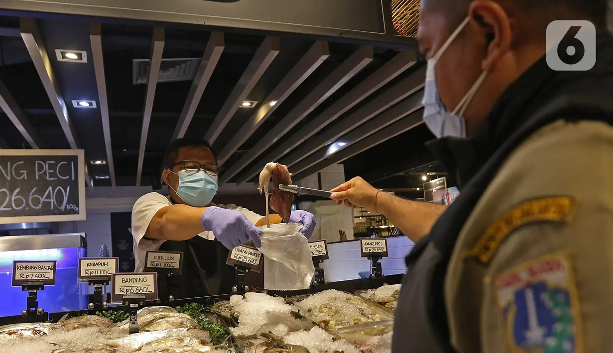 Petugas lab dari Dinas KPKP Provinsi DKI Jakarta mengecek cumi di Swalayan Gelael, Pancoran, Jakarta, Senin (21/12/2020). Pengawasan dan pengambilan uji sampel dilakukan pada komoditas hasil pertanian seperti beras, buah buahan dan sayuran. (Liputan6.com/Herman Zakharia)