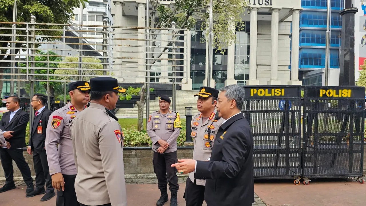 Polisi mengawal sidang sengketa Pilkada 2024 di Mahkamah Konstitusi (MK) pada Selasa, (4/2/2025).