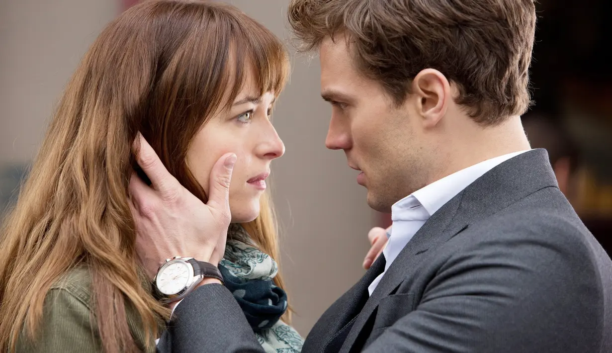 Aksen asli Jamie Dornan bisa dibilang benar-benar seksi. Namun hal itu malah hilang begitu saja dalam film Fifty Shades of Grey. (PopSugar)