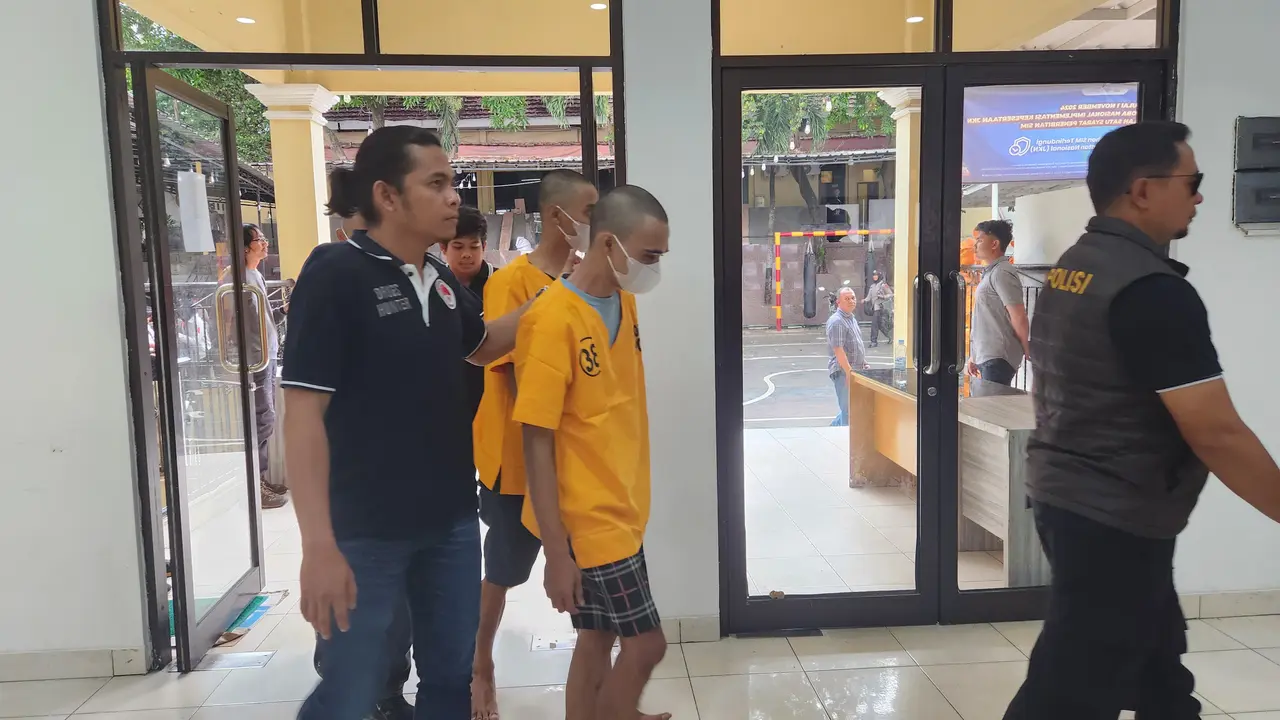 Tiga tersangka narkoba saat dibawa ke Polres Metro Depok. (Liputan6.com/Dicky Agung Prihanto)