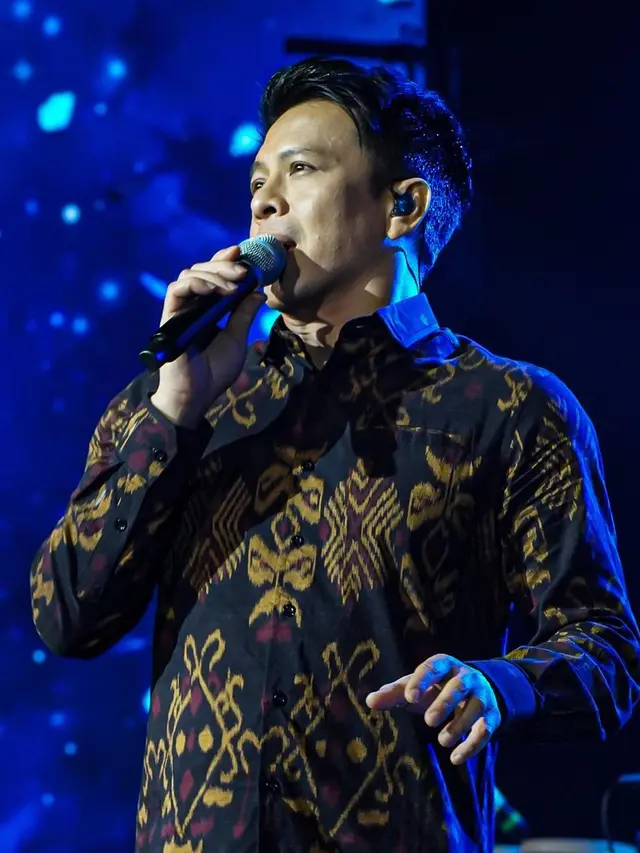 Jadi Momen Langka, Ini Potret Gagah Ariel NOAH Manggung Pakai Batik