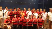 Ketua Kontingen (CDM) Indonesia untuk SEA Games 2017, Aziz Syamsuddin, meninjau persiapan tim squash Indonesia di Bandung, Jawa Barat. (Bola.com/Erwin Snaz)