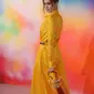 Model Gigi Hadid berpose di karpet merah gala Business of Fashion 500 (BOF 500) selama New York Fashion Week di Brooklyn City, 9 September 2018. Dengan handle bernuansa emas, tas kaca Gigi Hadid terlihat mewah. (Brent N. Clarke/Invision/AP)