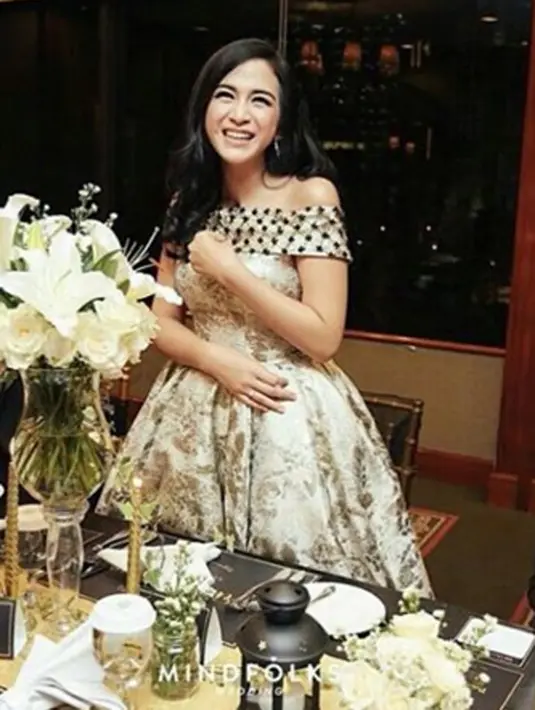 Dalam pesta lajang atau ‘bridal shower’ jelang pernikahannya tersebut Nina Zatulini memakai gaun cantik bernuansa gold. Ia terlihat sangat sumringah di acara yang diadakan di Mercantile Penthouse Wedding itu. (via instagram/@kiruninapict)