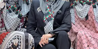 Desainer Vivi Zubedi melalui labelnya meluncurkan scarf Palestina yang diberi nama Hurriya Scarf. Seluruh keuntungan dari hasil penjualan produk scarf ini akan didonasikan untuk rakyat Palestina. [@mrsvivi]