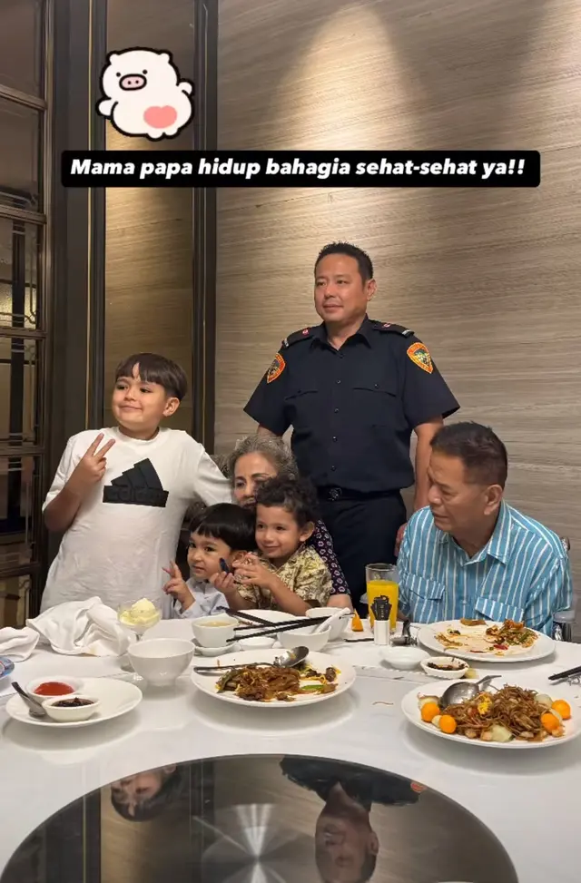 7 Momen Jessica Iskandar rayakan ulang tahun ibunya ke-69, kecantikan sang ibu bikin terkesima