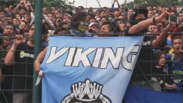 Video nyanyian Bobotoh Persib Bandung menggema di Stadion Siliwangi menjelang uji coba melawan Bali United pada Sabtu (13/02/2016).