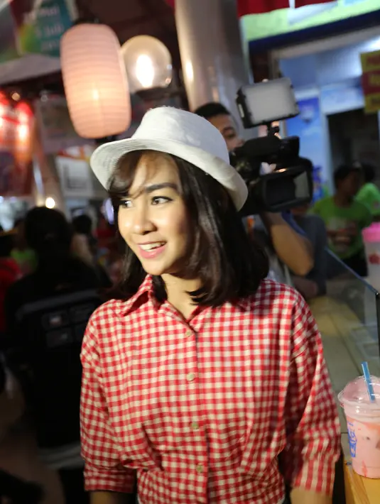 Usai berbuka puasa, Anisa Rahma melanjutkan blusukannya di Jakarta Fair Kemayoran (JFK). (Nizar Zulmi/Bintang.com)