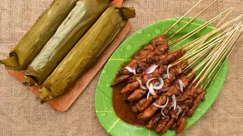 Sepiring sate ayam Madura lengkap dengan bumbu kacang kental