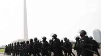 Personel Korps Brimob Polri berjalan untuk mengikuti apel gabungan gelar pasukan di Silang Monas, Jakarta, Senin (11/4/2022). Polda Metro Jaya mengerahkan sebanyak 5.620 pasukan gabungan Polri-TNI dalam rangka pengamanan aksi unjuk rasa BEM SI. (Liputan6.com/Herman Zakharia)