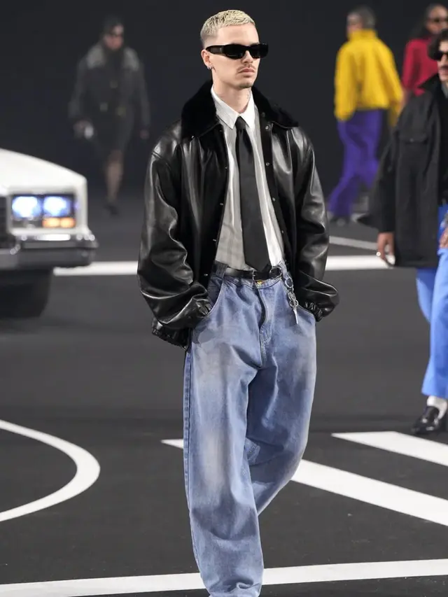 Didukung Victoria Beckham, Romeo Beckham Tampil Eksis dan Bersinar di Paris Fashion Week