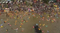 Ribuan pengunjung memadati Pantai Ancol ketika mereka berwisata pada hari kedua Lebaran Idul Fitri di Taman Impian Jaya Ancol, Jakarta. (Antara)