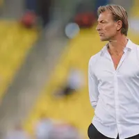 Berhasil taklukan Argentina di Piala Dunia 2022, Hervé Renard pelatih Arab Saudi percaya kemeja putihnya bawa keberuntungan. @herve.renard.hr.