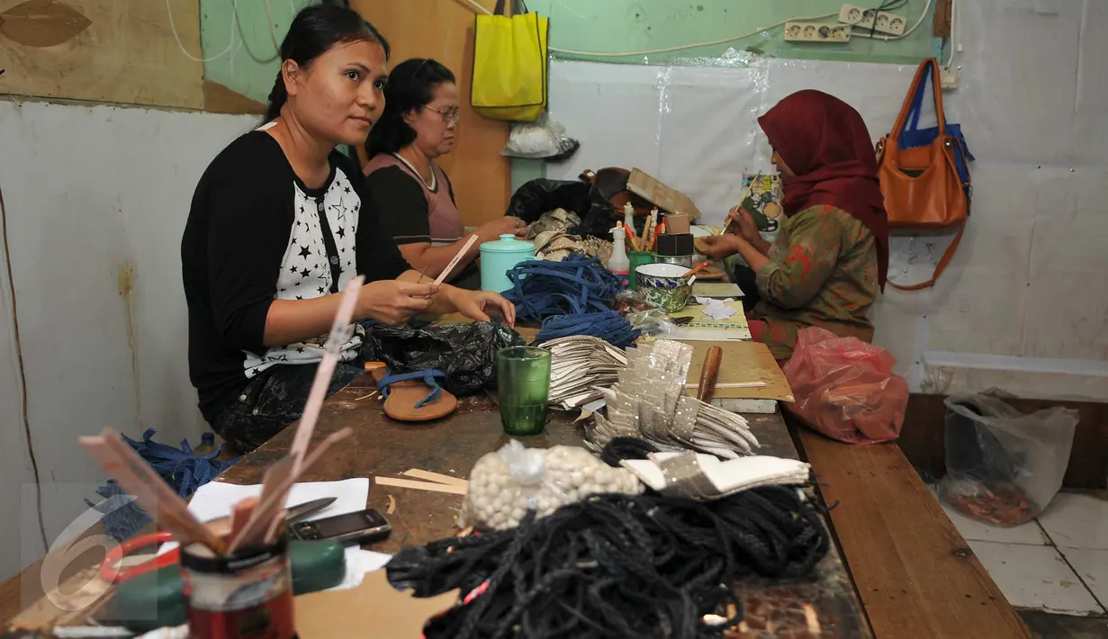 Warga kalijodo sedang membuat sepatu disalah satu rumah produksi di Jakarta, Selasa (16/2). Banyak warga Kalijodo yang memilki UKM sendiri untuk mendapatkan penghasilan yang halal. (Liputan6.com/Gempur M Surya)