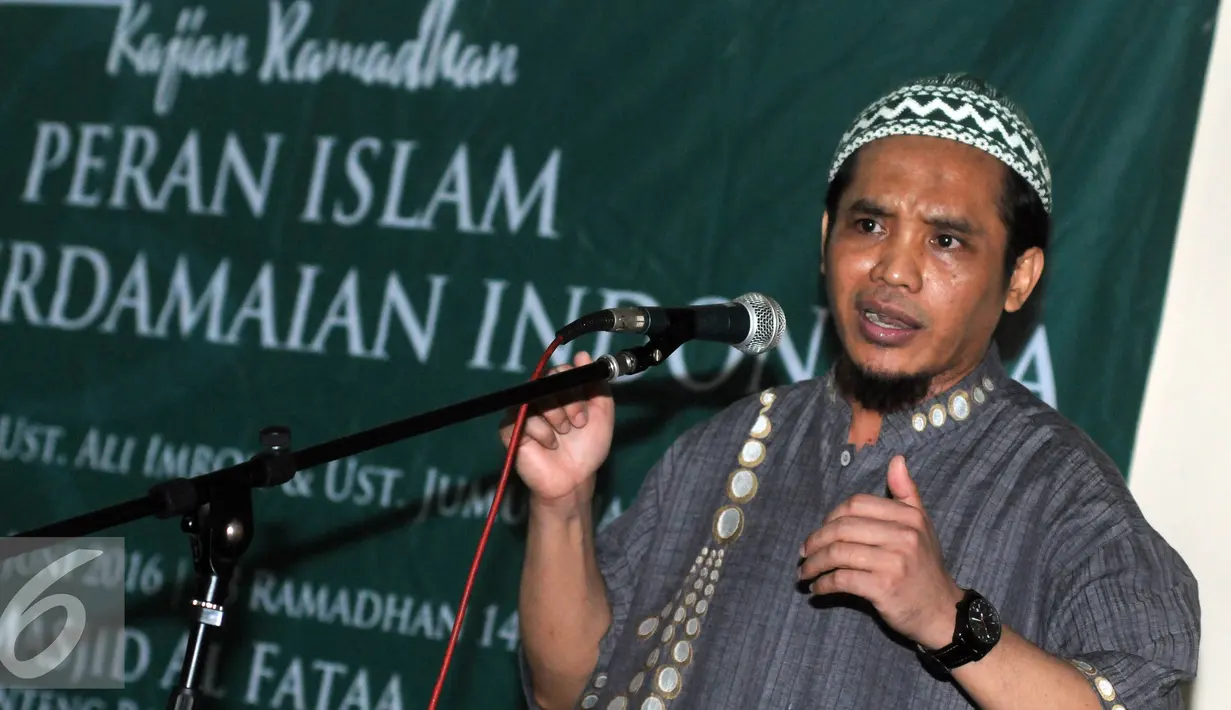 Ust. Ali Imron mantan terpidana Bom Bali 2002 memberikan pemaparan saat kajian "Peran Islam untuk Perdamaian Indonesia, Jakarta, Selasa (28/6). (Liputan6.com/Helmi Afandi)